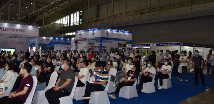 新疆国际教育装备博览会开幕,近千产品惊艳亮相(图2) 新疆国际教育装备博览会开幕,近千产品惊艳亮相(图2)