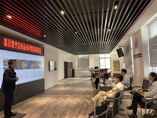 《大国工匠进校园》导演组考察湖北活动场地(图2) 《大国工匠进校园》导演组考察湖北活动场地(图2)