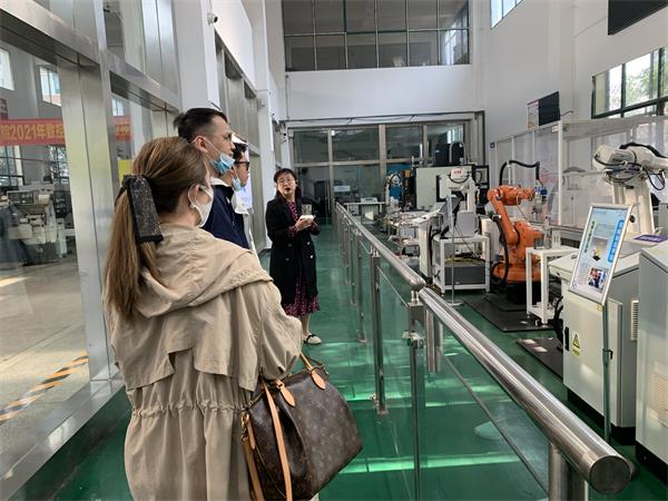 《大国工匠进校园》导演组考察湖北活动场地(图3) 《大国工匠进校园》导演组考察湖北活动场地(图3)