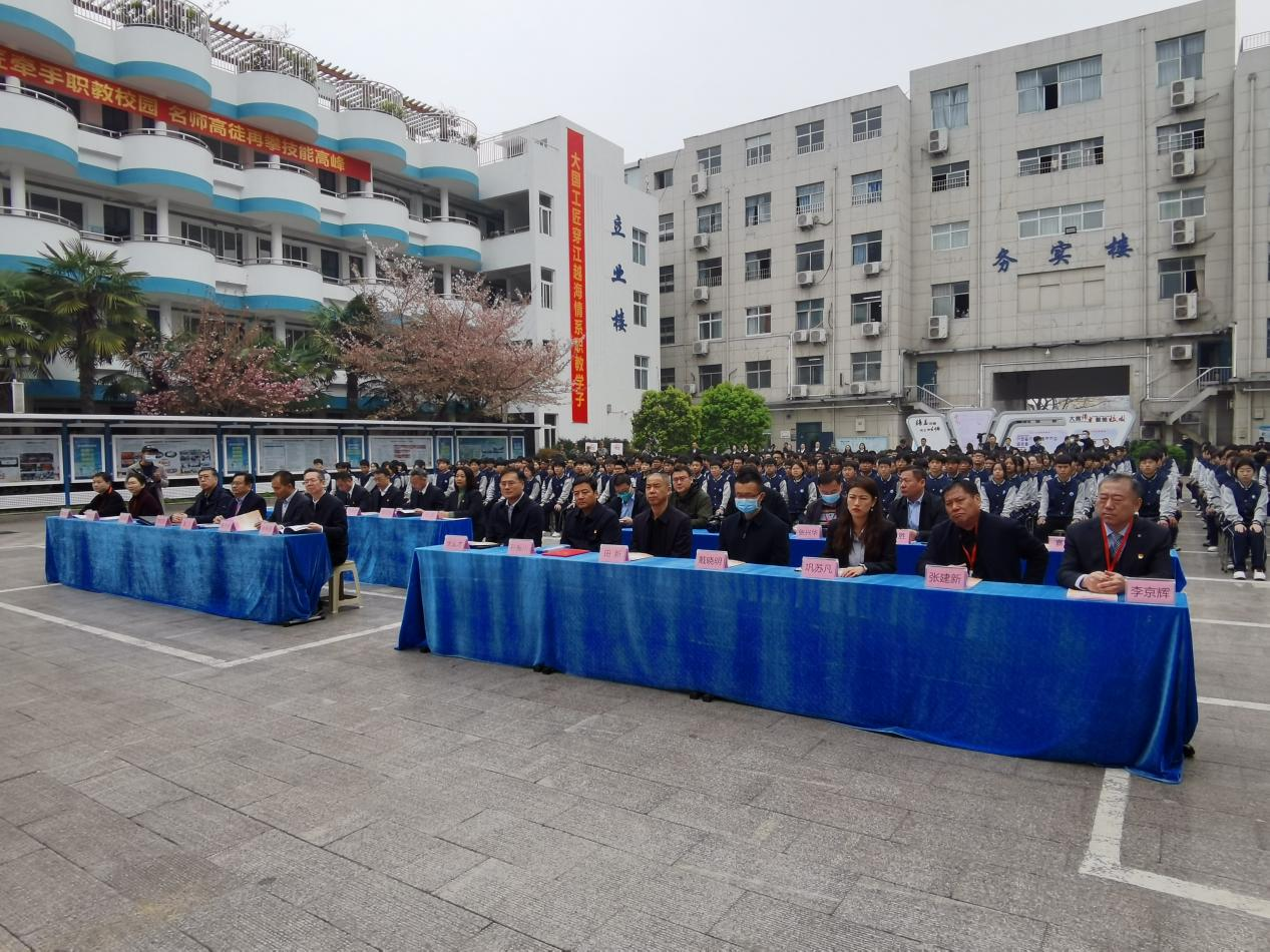 教育部、省教育厅、市教育局有关领导参加揭牌仪式